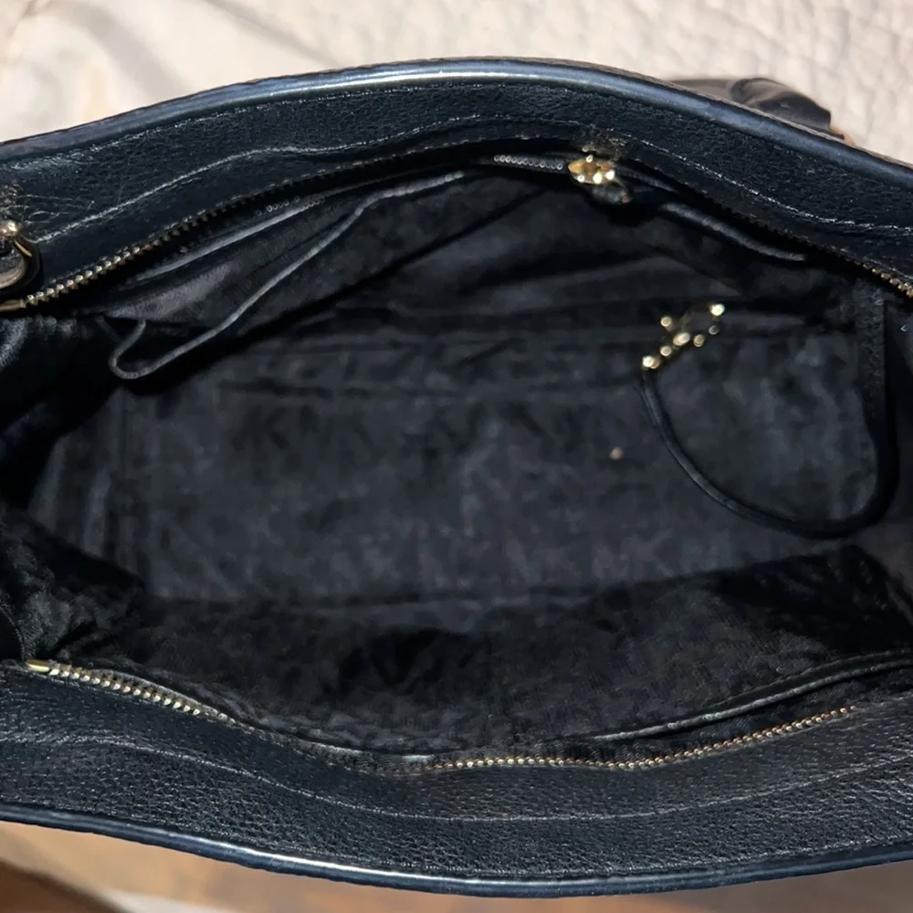 Authentic Michael Kors purse. - Picture 3 of 7